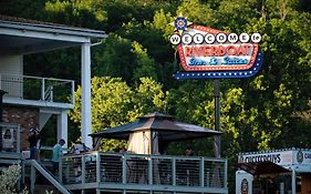 Riverboat Inn & Suites